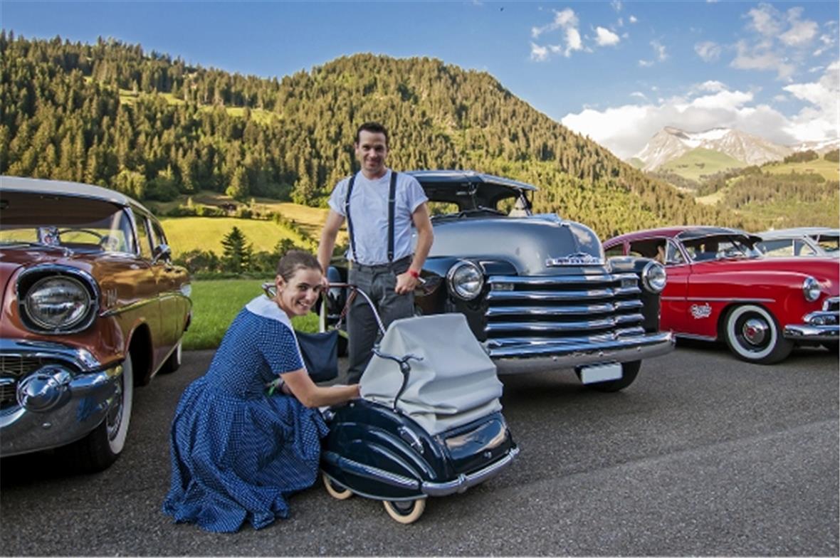 Die ganze Familie im 50er-Jahre Look: Vom Kinderwagen über die Kleider bis hin z...