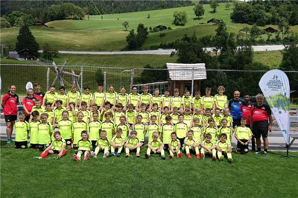 Die ganze Kinderschar des Fussballcamps.
