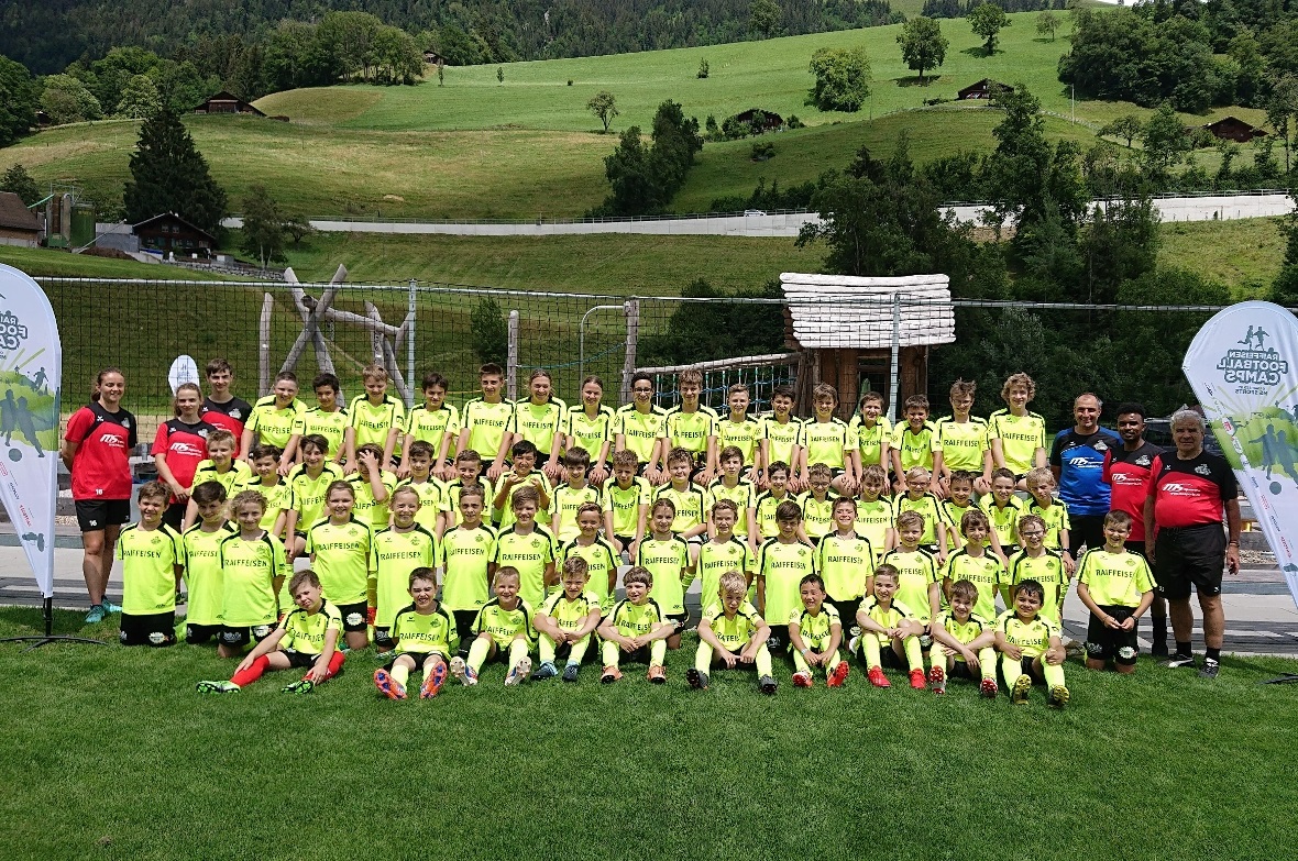 Die ganze Kinderschar des Fussballcamps.