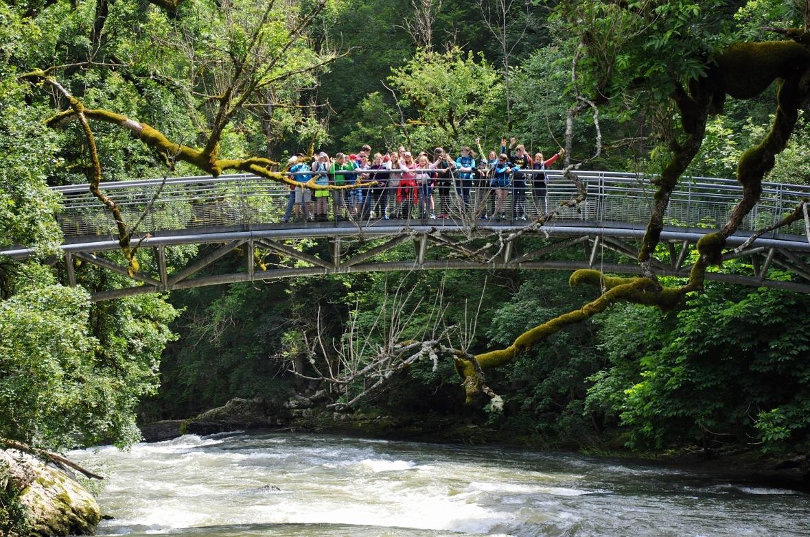 Die ganze Klasse auf der Grenze zwischen der Schweiz und Frankreich.