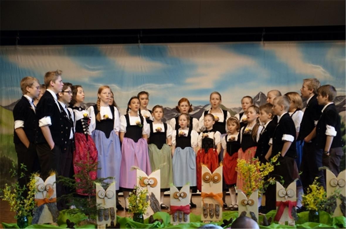 Die gastgebende Jungjodlergruppe Lenk-Matten-St. Stephan ganz traditionell…