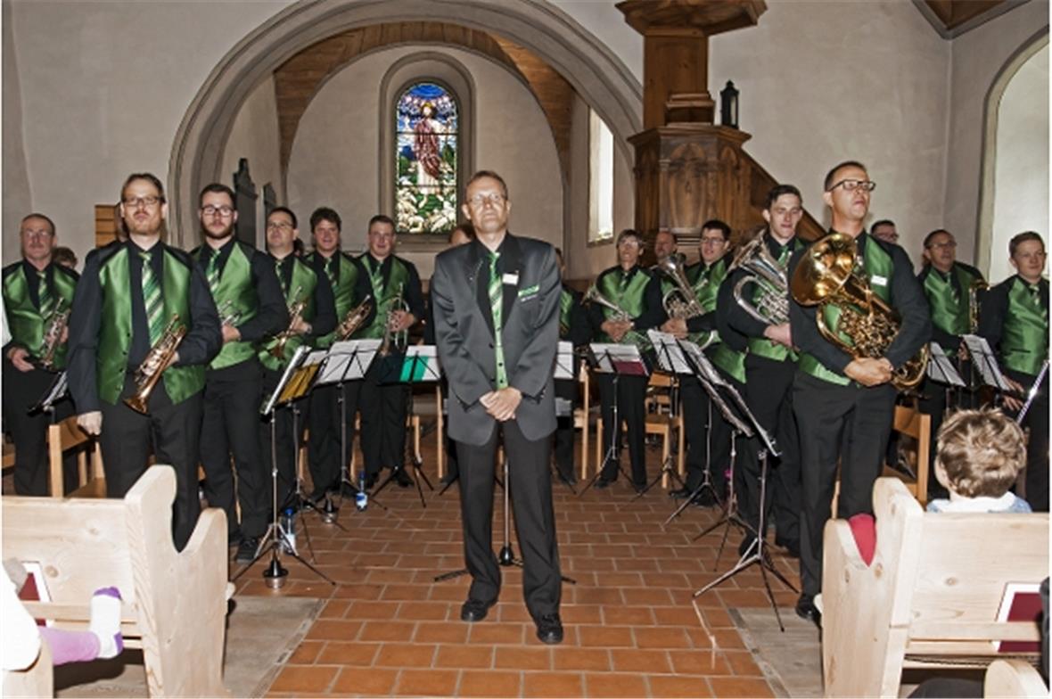 Die gastgebende Musikgesellschaft Boltigen nach ihren gelungenen Darbietungen in der Kirche Boltigen mit ihrem Dirigenten Marc Mathis, der auch als Festdirigent den Gesamtchor leitete.