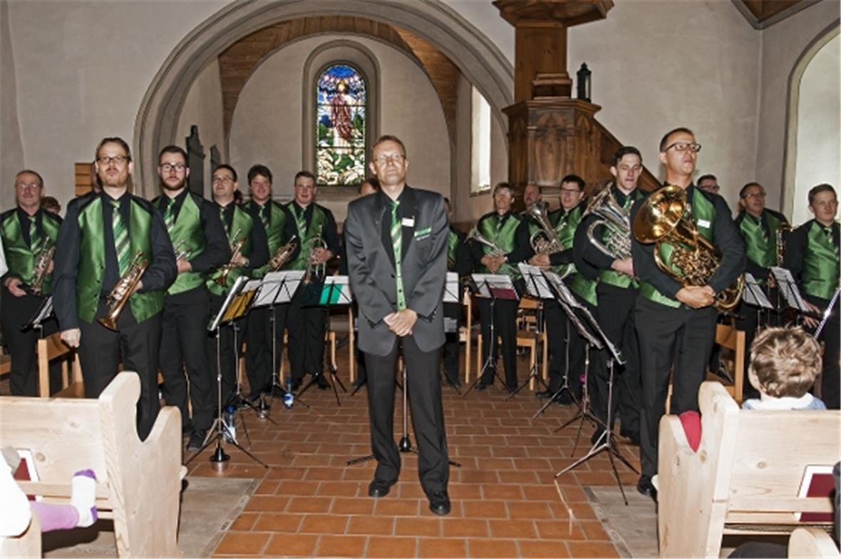 Die gastgebende Musikgesellschaft Boltigen nach ihren gelungenen Darbietungen in...