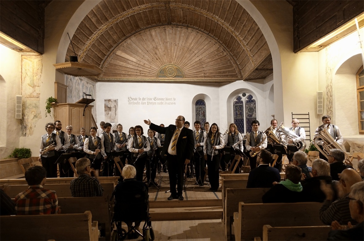 Die gastgebende Musikgesellschaft Zweisimmen bestritt unter der Leitung von Hanspeter Janzi den ersten Konzertteil.