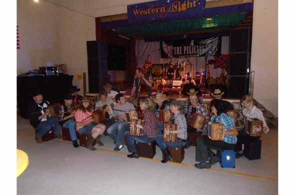 Die gastgebende Schwyzerörgeli Grossformation Simmental-Saanenland.