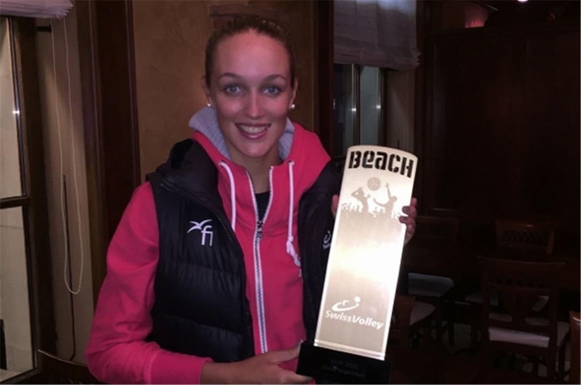 Die gebürtige Lenkerin Anouk Vergé-Dépré mit dem von Swiss Volley verliehenen Award für die wertvollste Spielerin dieser Saison.