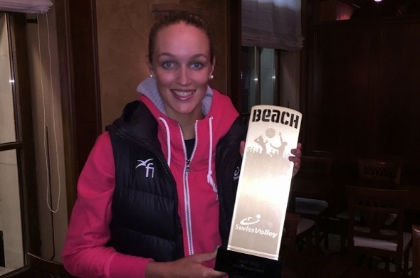 Die gebürtige Lenkerin Anouk Vergé-Dépré mit dem von Swiss Volley verliehenen Award für die wertvollste Spielerin dieser Saison.