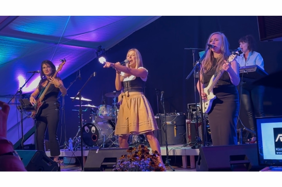 Die gebürtige Ost-Deutsche Stefanie Hertel sorgte mit ihrer Dirndl-Rockband für ...