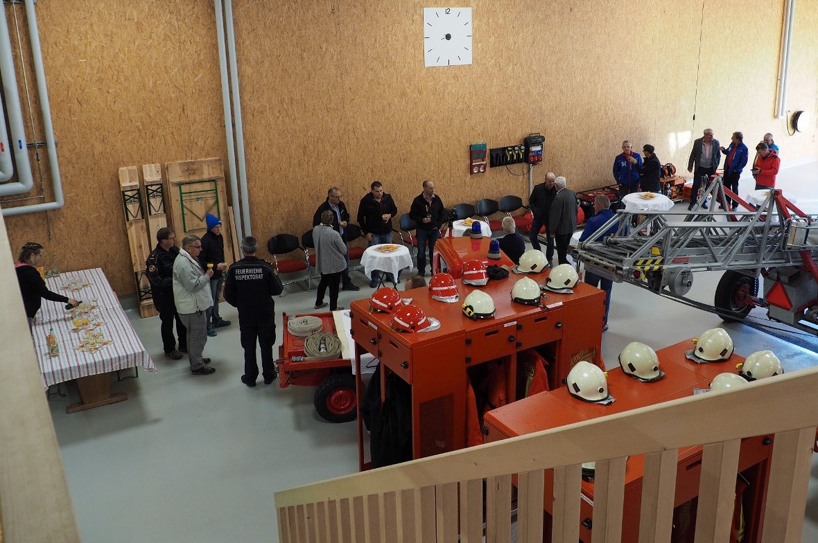 Die geladenen Gäste beim Apéro im neuen Feuerwehrmagazin.