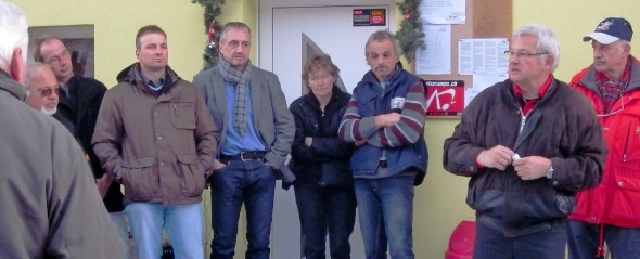 Die geladenen Gäste und das Besitzerpaar hören den spannenden Begrüssungsworten von Lenk Simmental Präsident Hans Neuenschwander zu.