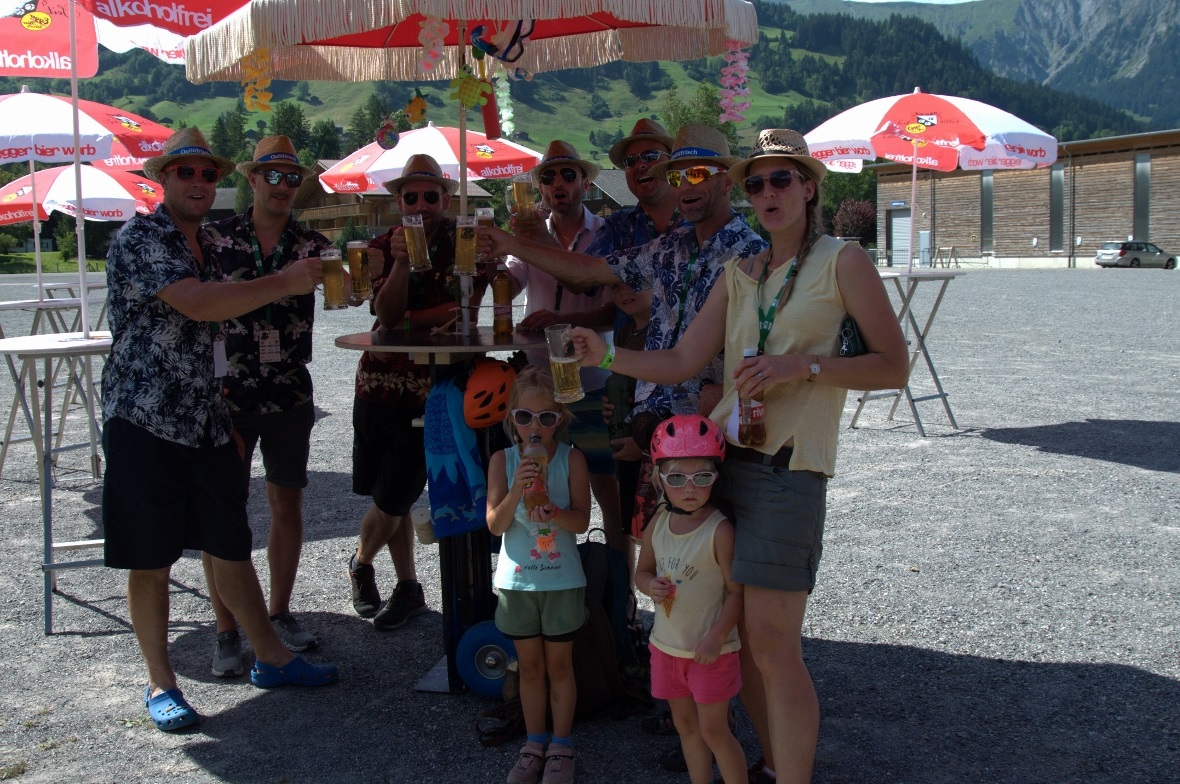 Gekühlter Hopfen und Malz in Flüssigform löschte den Durst Die gesellige Gemütlichkeit wurde am 2. Bierfest von Jung und Alt genossen.