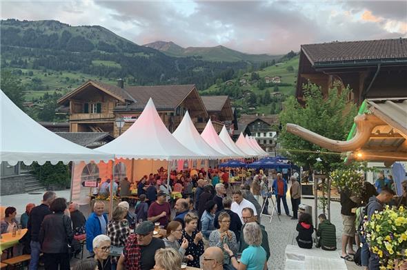 Die gesperrte Rawilstrasse wurde vergangenes Wochenende zum gemütlichen Treffpunkt anlässlich des dreitägigen Dorffestes.