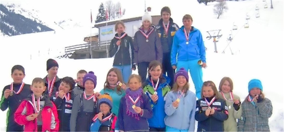 Die glücklichen Gewinnerinnen und Gewinner der Medaillen.