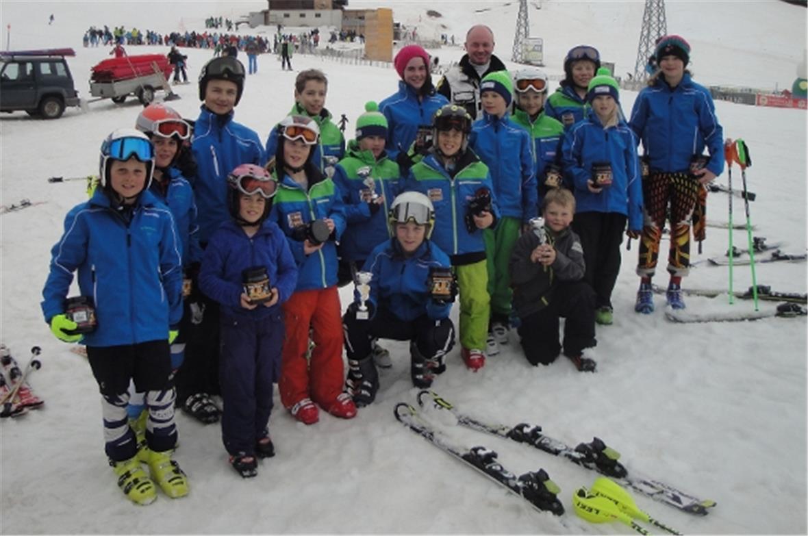 Die glücklichen Kinder freuen sich ab den Preisen.