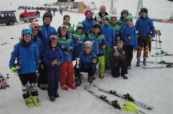 Die glücklichen Kinder freuen sich ab den Preisen.