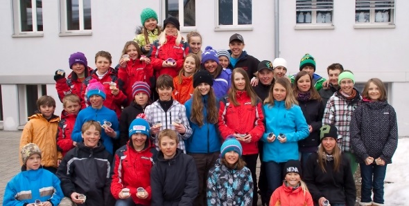 Die glücklichen Medaillengewinner der diesjährigen Wintersport-Wettkämpfe.