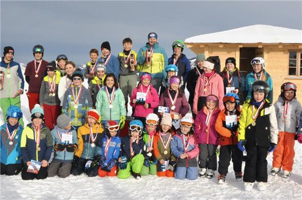 Die glücklichen Medaillengewinner vom Schülerskirennen der Schule Boltigen.
