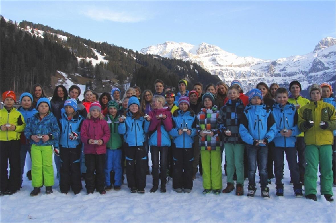Die glücklichen Sieger der diesjährigen Wintersportwettkämpfe.