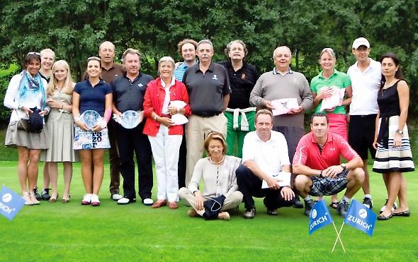 Die glücklichen Sieger mit den Sponsoren Maria & Jürg Müller.