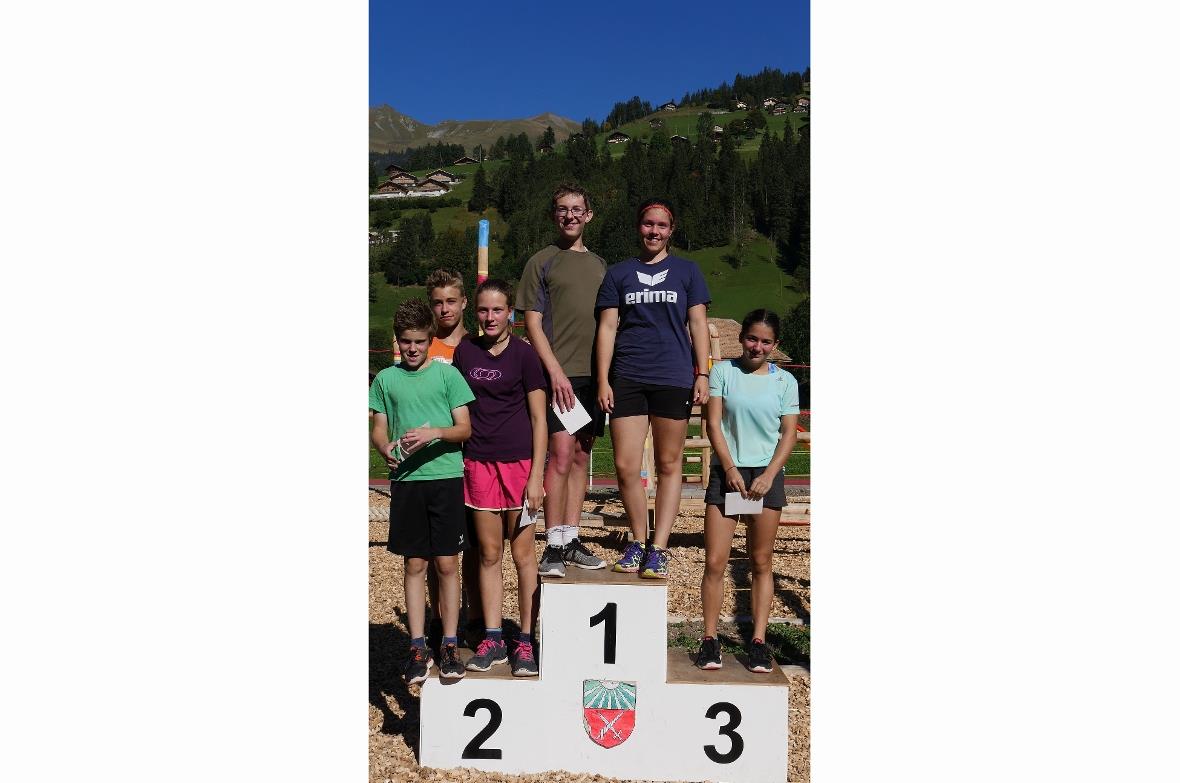 Die glücklichen Sieger strahlen mit dem blauen Himmel um die Wette.