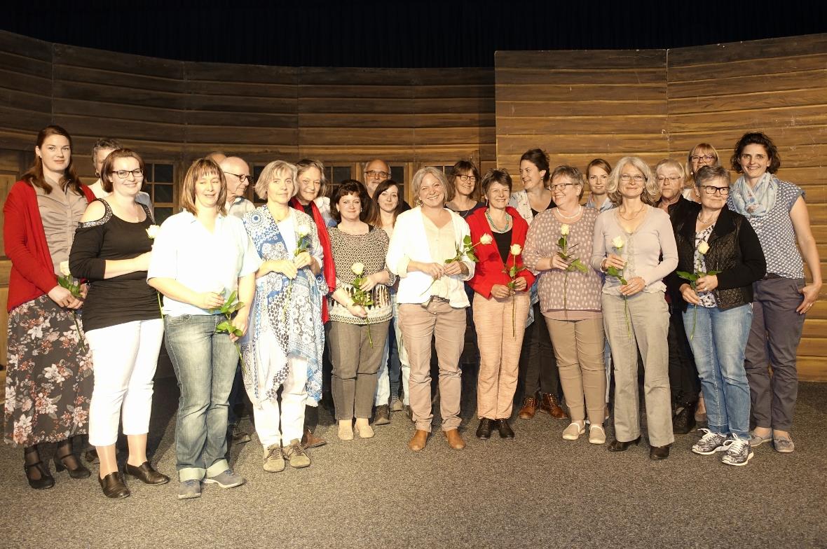 Die grosse Geburtshaus-Familie – bestehend aus Gründungs-, Verwaltungs- und Projektgruppenmitgliedern, Leiterinnen, Hebammen und Hauswirtschafterinnen – wurde von Ursula Michel und Anne Speiser (rechts) mit einer Rose beschenkt.