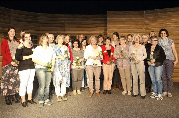 Die grosse Geburtshaus-Familie – bestehend aus Gründungs-, Verwaltungs- und Projektgruppenmitgliedern, Leiterinnen, Hebammen und Hauswirtschafterinnen – wurde von Ursula Michel und Anne Speiser (rechts) mit einer Rose beschenkt.