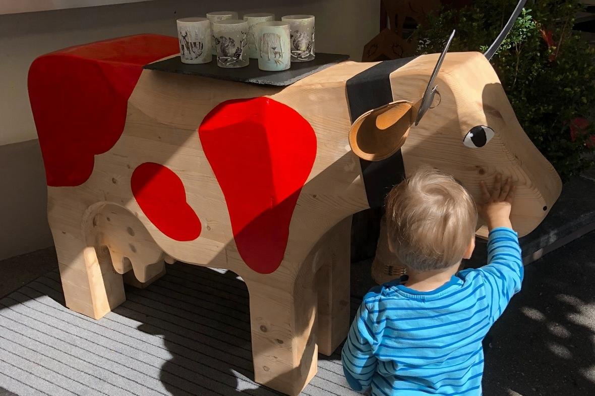 Die grosse Holzkuh wurde von Klein und Gross bewundert.
