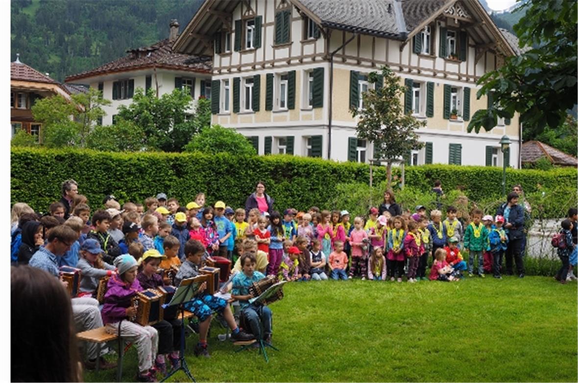 Die grosse Kinderschar hatte sich mit ihren Kindergärtnerinnen und Lehrerinnen s...