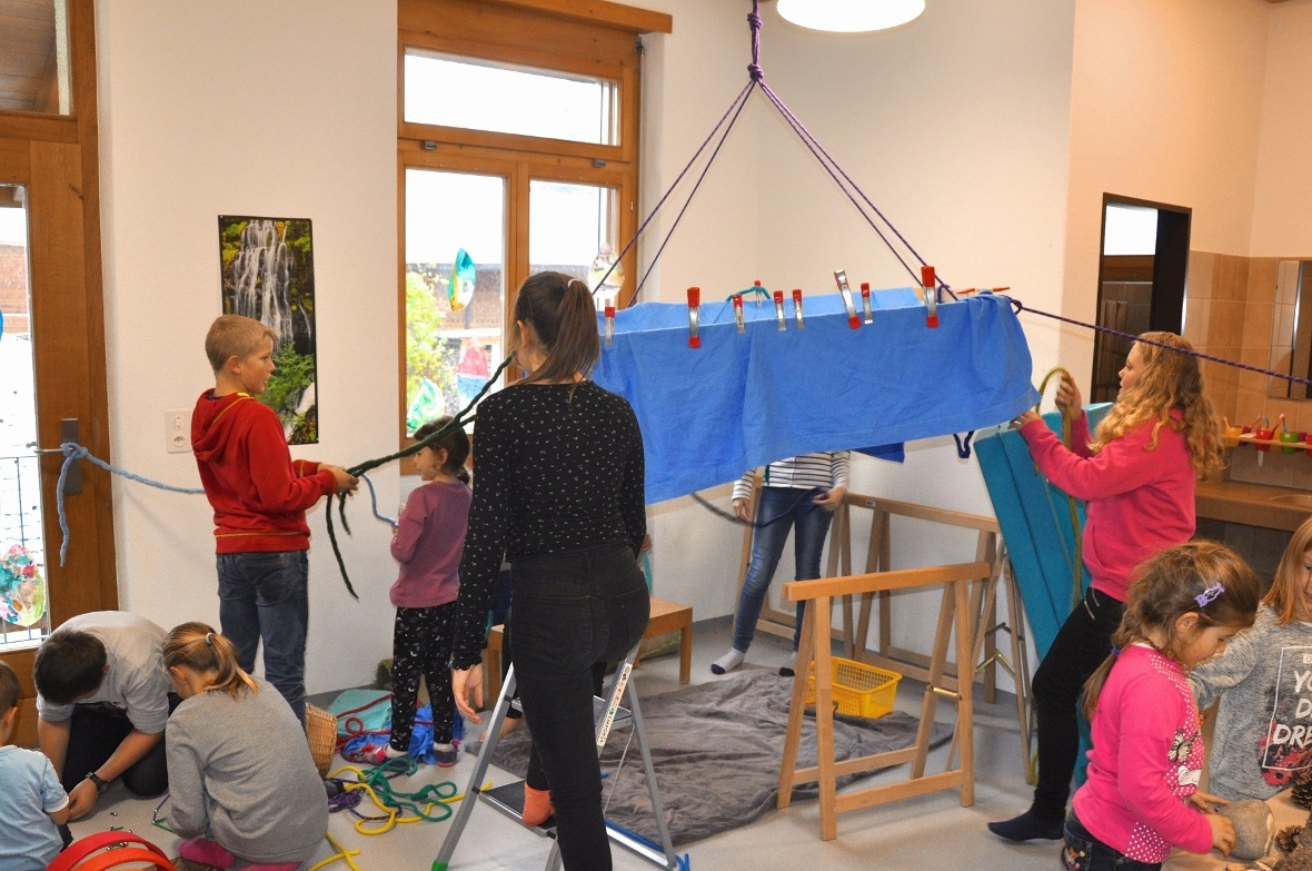 Die grosse Tücherhütte muss noch entsprechend angemacht werden.