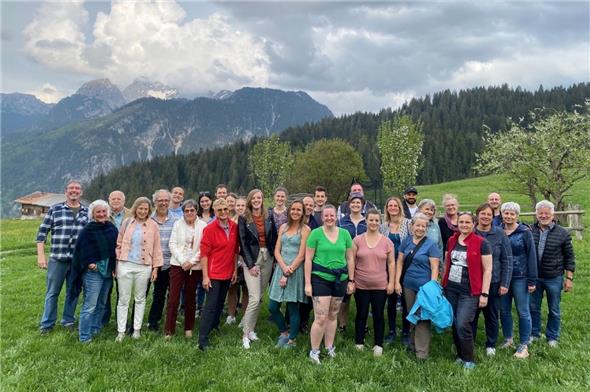 Die gut gelaunte Wandergruppe von aktuellen und ehemaligen Spitalmitarbeitenden auf dem Weg zum Restaurant Fang am Rinderberg.