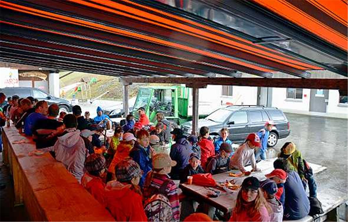 Die gute Stimmung kann nicht mal ein Gewitter vertreiben.