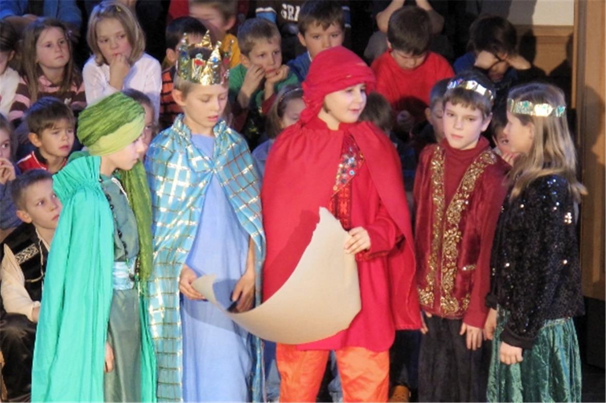 Die heiligen drei Könige machen sich mit ihren Kindern auf um dem Stern zu folge...