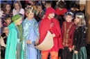 Die heiligen drei Könige machen sich mit ihren Kindern auf um dem Stern zu folge...