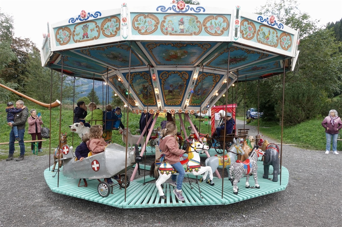 Karussell am Lenkersee … und es dreht sich wieder! Die historische Schönheit dreht sich unermüdlich zu lustiger Karussell-Musik.