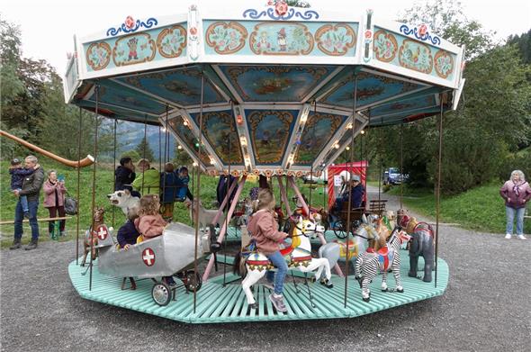Die historische Schönheit dreht sich unermüdlich zu lustiger Karussell-Musik.