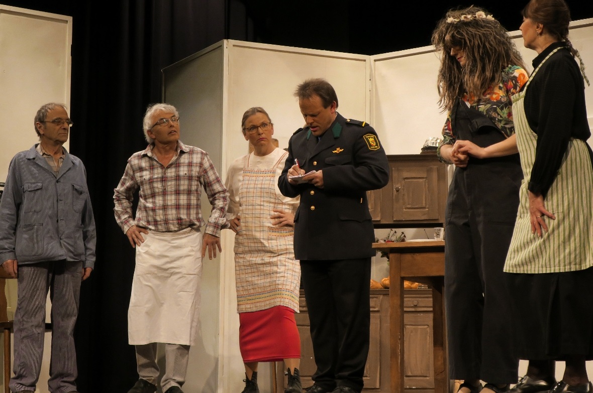 Die illustre Gesellschaft beobachtet gespannt den Landjäger – was passiert wohl ...