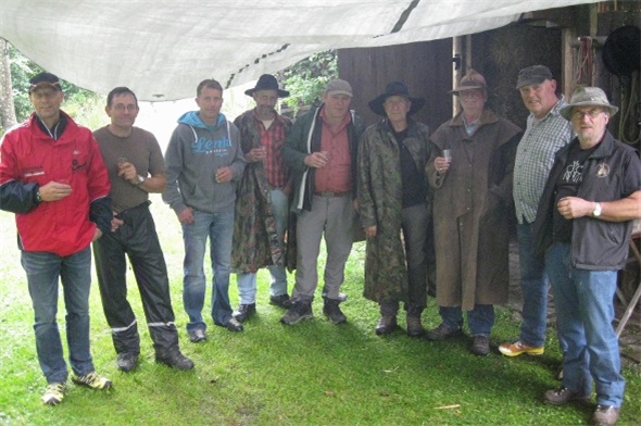 Die illustre Säumertruppe mit Gastwirt Urs Schmid (3. von links) und Kurt Marti, langjähriger Stammgast an der Lenk (rechts neben Schmid).