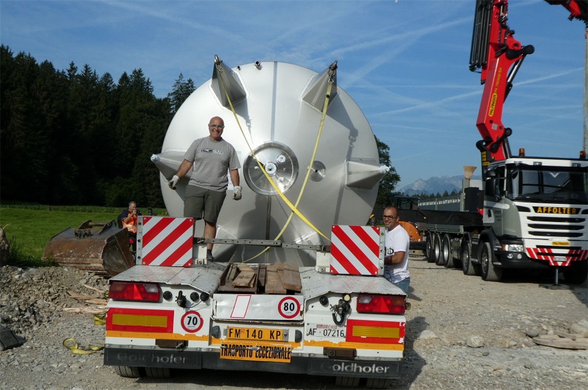 Die italienischen Fahrer lösen ihre Fracht.