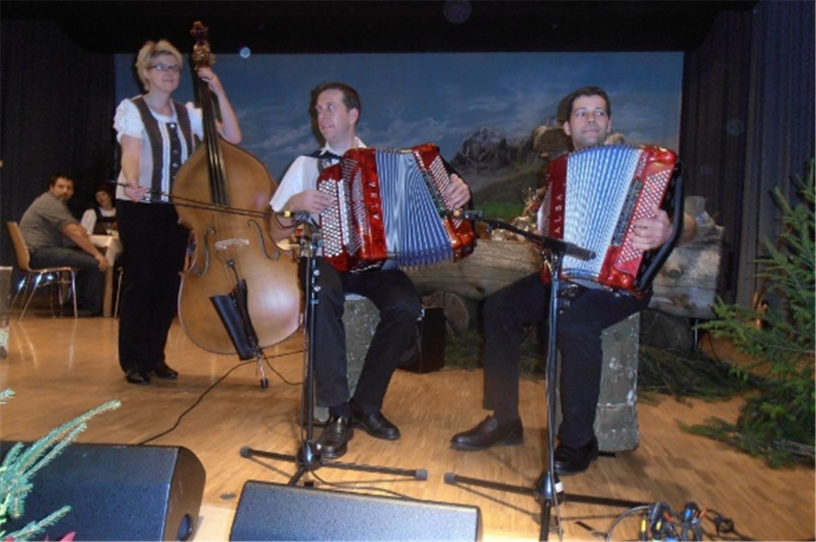 Die jubilierenden Ländlerfründe Walopsee mit Sabina Stöckli, sowie Kasimir und B...