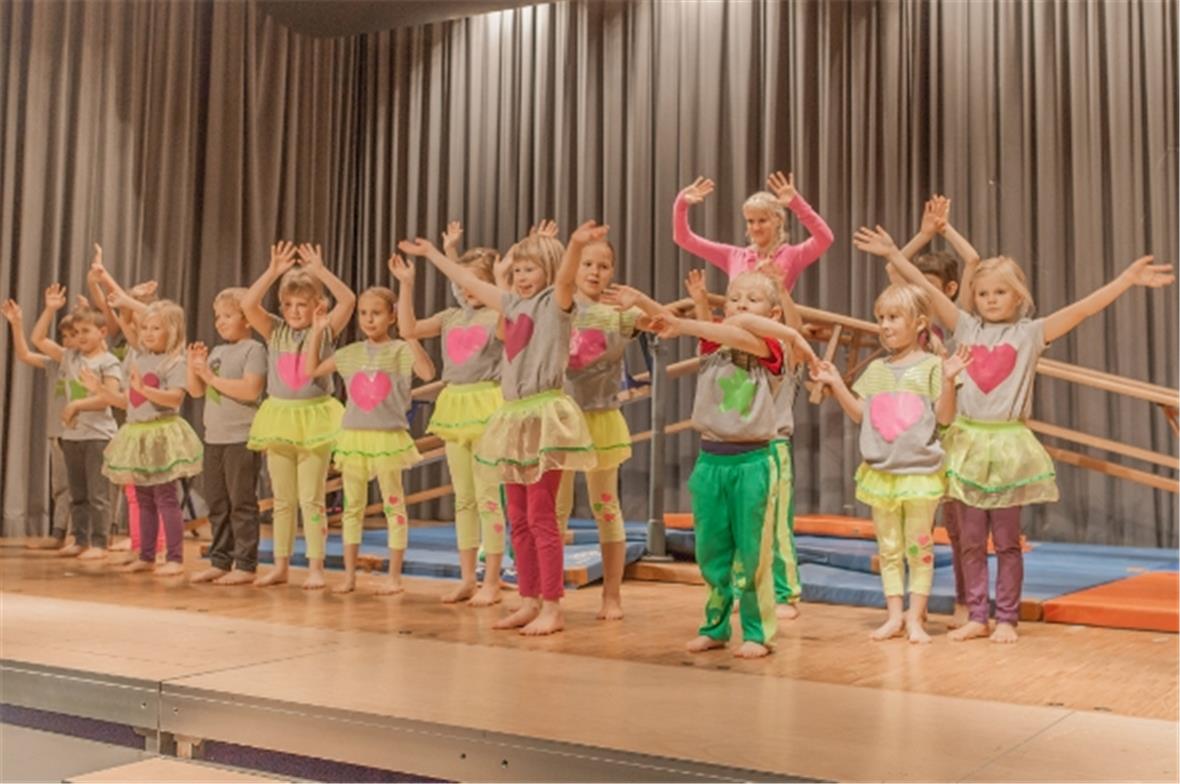 Die jüngeren KITU-Kinder krochen, kletterten und hüpften als «Schwiizergoofe» über die Bühne.