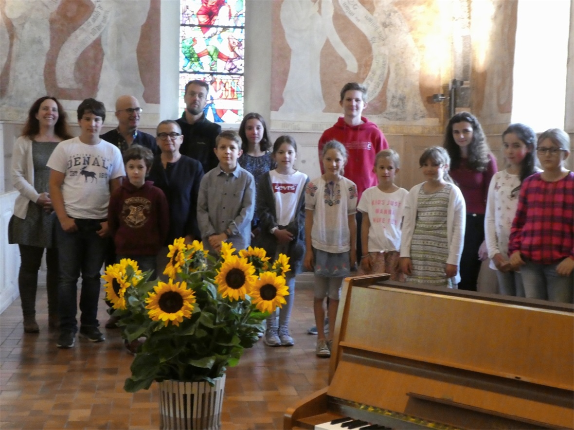 Die jungen «Künstler und Künstlerinnen» mit Magdalena Schatzmann (vorne), hinten...