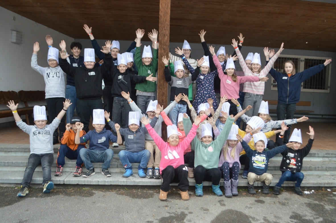 Die jungen Pizza-Bäcker als Gruppe beim Kirchenraum Matten.