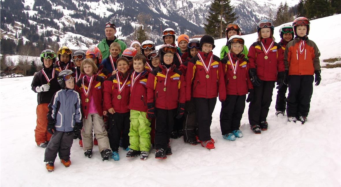 Die jungen Rennläufer des Skiklubs Zweisimmen am Louener JO-Cup.