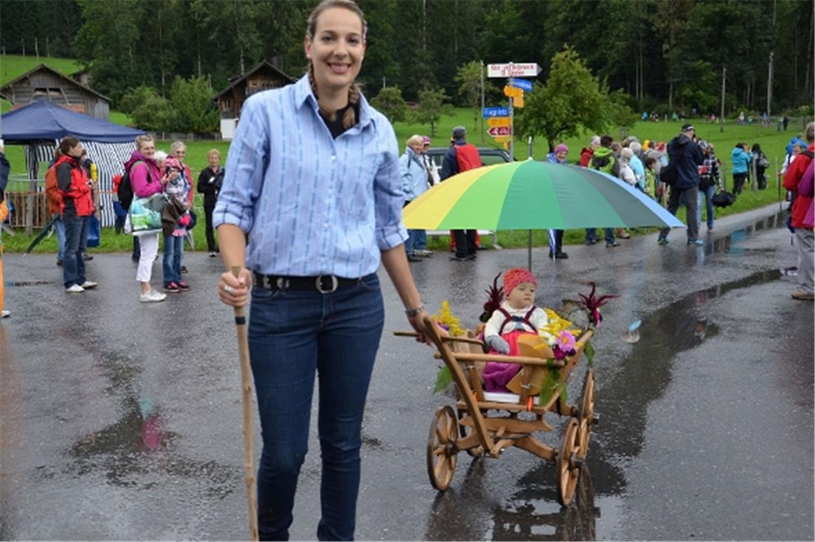 Die kleine Elin wurde von Mami Iris vom Ruefstafel auf dem Leiterwagen ins Tal g...