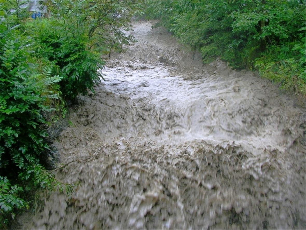 Die kleine Simme im Mühliport beim Hochwasser 2005 wird zu einem reissenden Fluss.