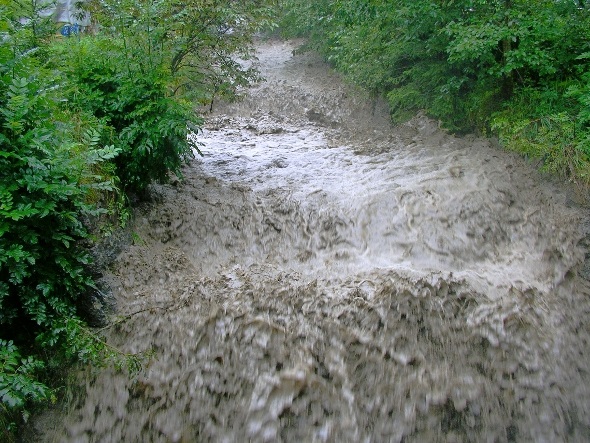 Die kleine Simme im Mühliport beim Hochwasser 2005 wird zu einem reissenden Fluss.