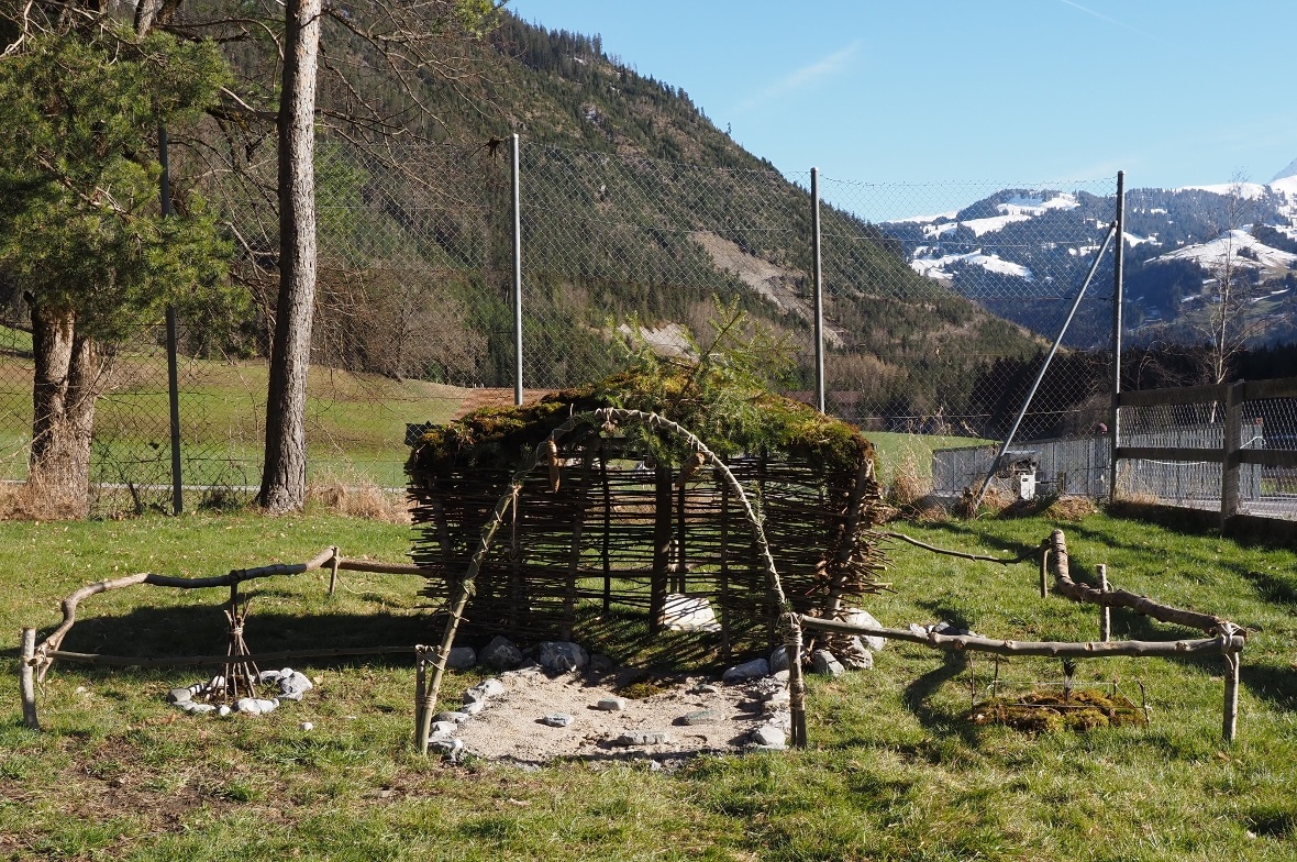 Die kleine Waldhütte beim Spielplatz am Püür-Huus.