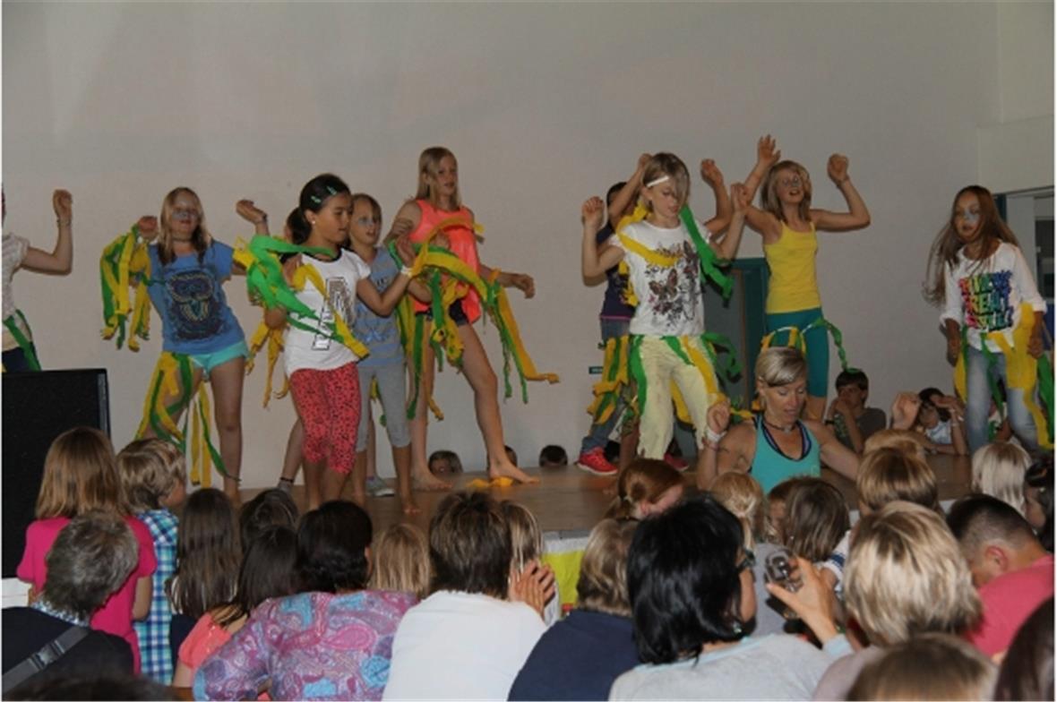 Die kleinen Zumba-Tänzerinnen begeisterten mit ihrem Auftritt.