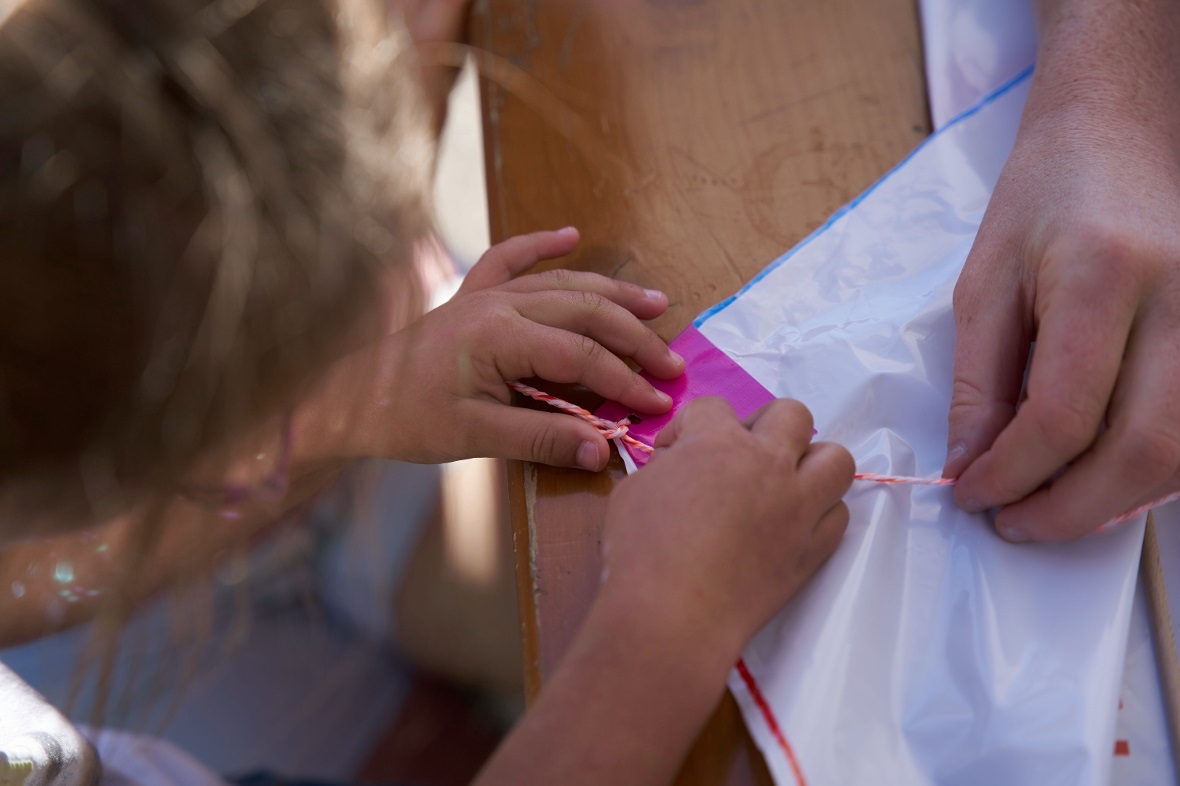 Die kleineren Besucher bastelten ihre Drachen selbst.
