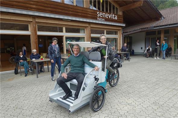 Die langjährige Geschäftsführerin des Senevita Halten, Doris Toscano, mit ihren Nachfolger Matthias Lutz auf dem neuen E-Bike des Altersheims an der Lenk.